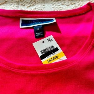 Karen Scott spring casual top, size medium. New w/tag. Navy & hot pink